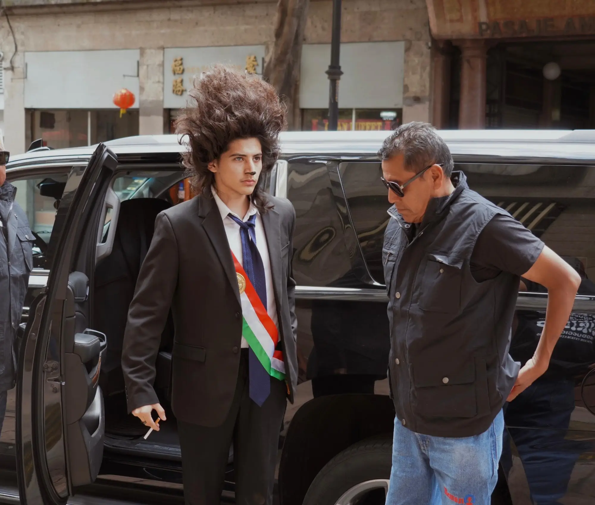 Inkieto caracterizado junto al equipo de rodaje