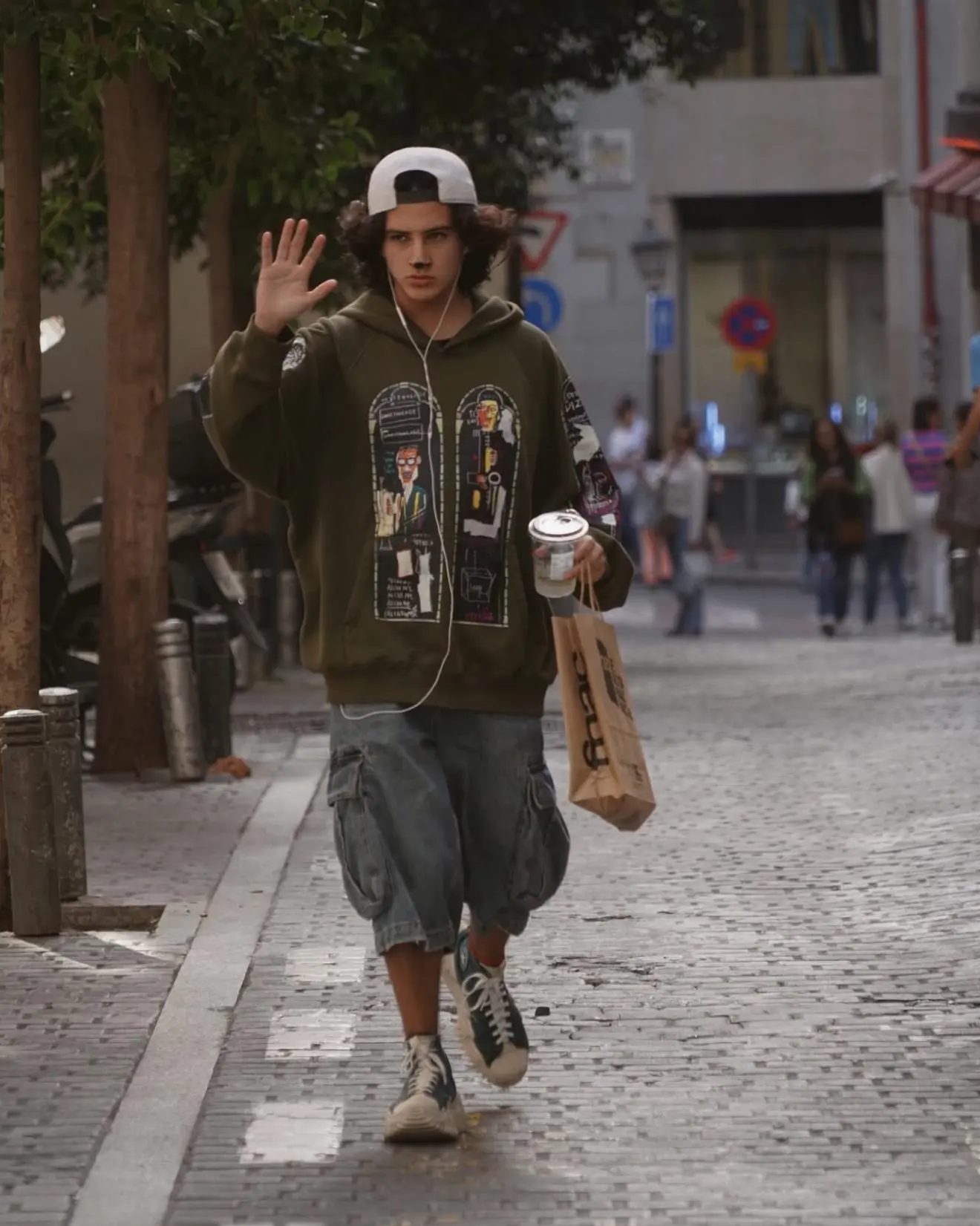 Inkieto caminando por la ciudad