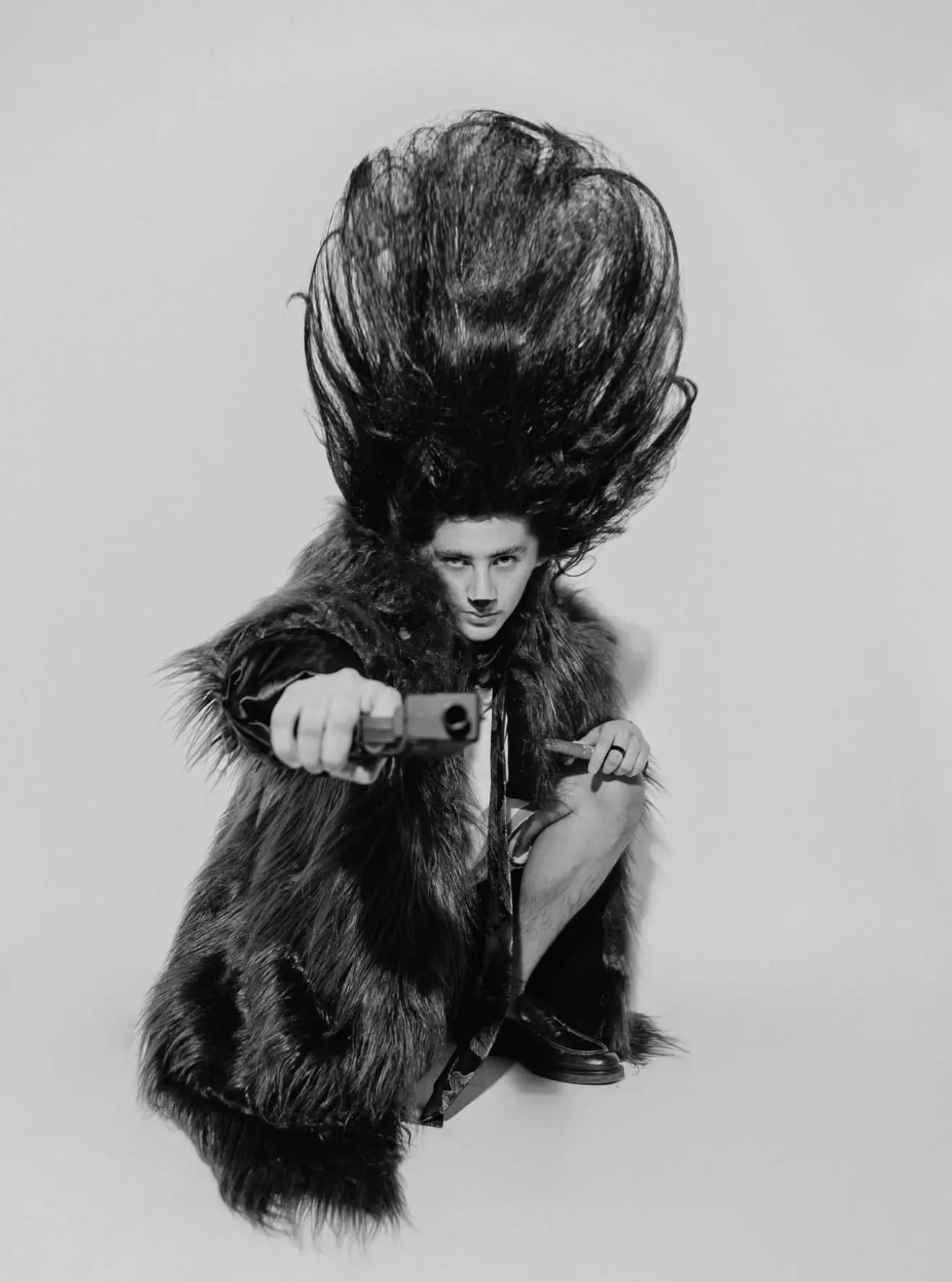 Retrato en blanco y negro con abrigo de pelo